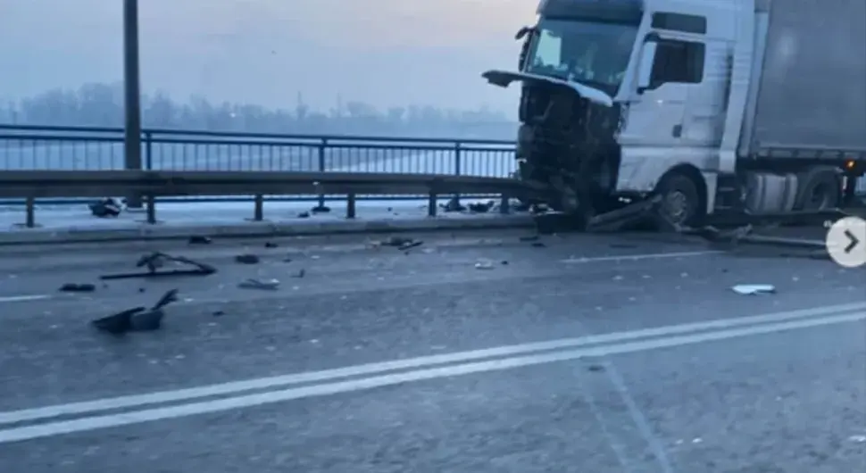 Камион пробио заштитну ограду моста