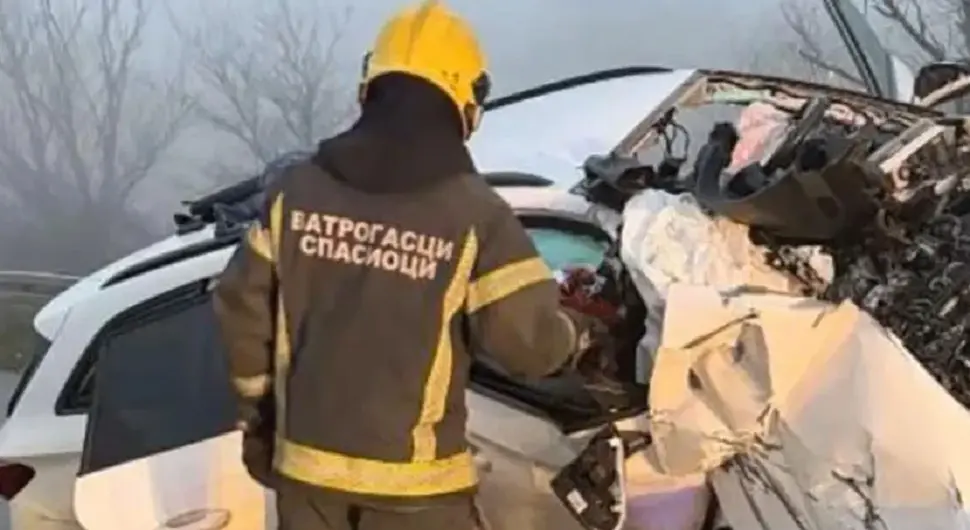 Тежак судар аутобуса "Ласта" и пежоа: Погинуо возач, седморо повријеђених