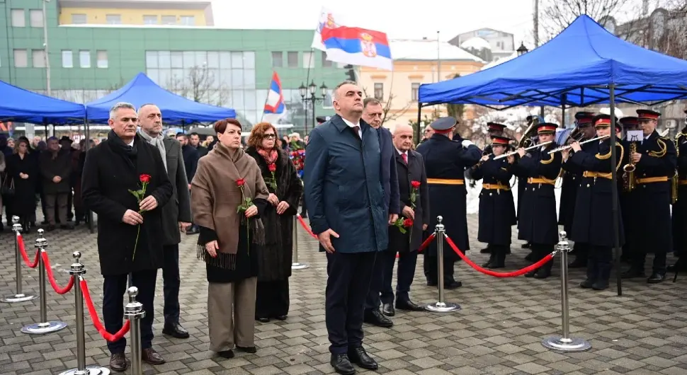 Поводом Дана Републике Српске положени вијенци на споменик српским браниоцима Брчког