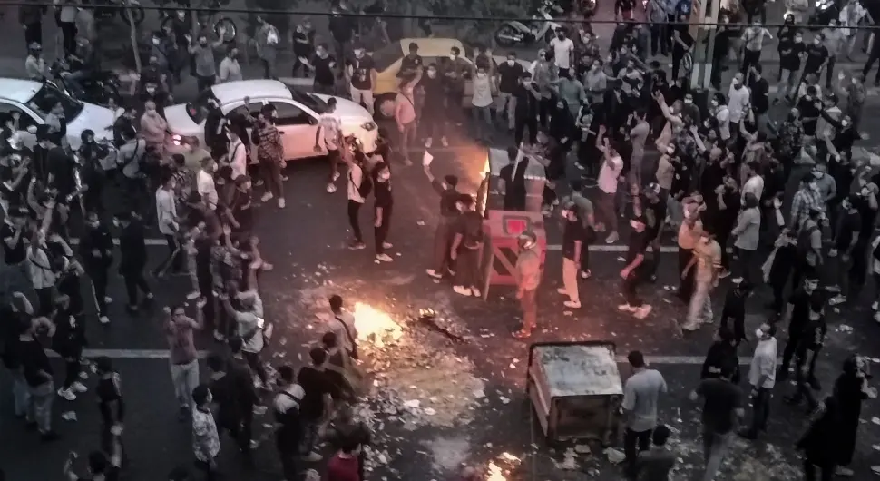 Масовни протести у Ирану, срушен интернет