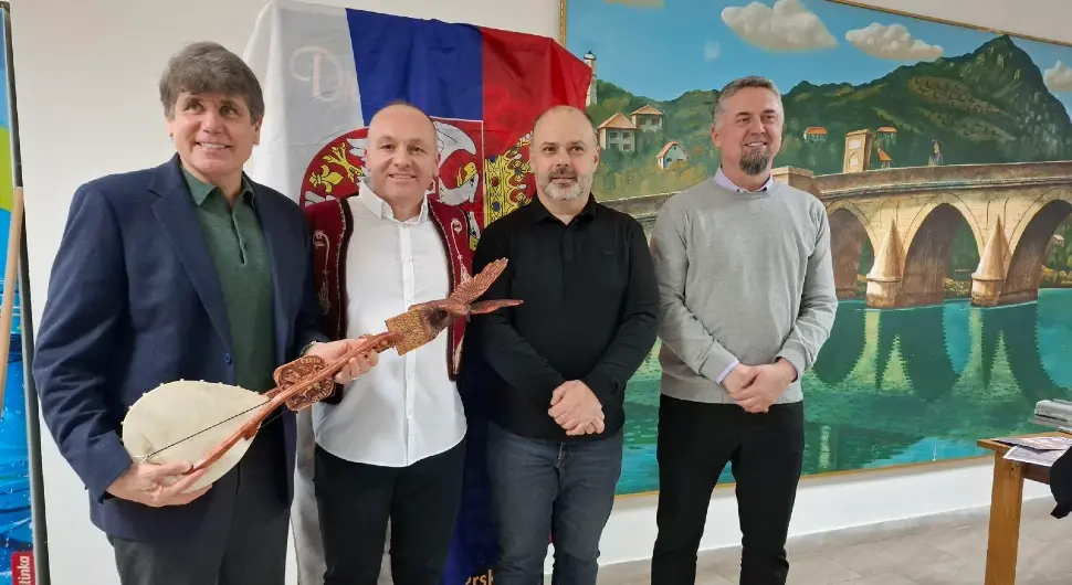 Роду Благојевићу уручене гусле