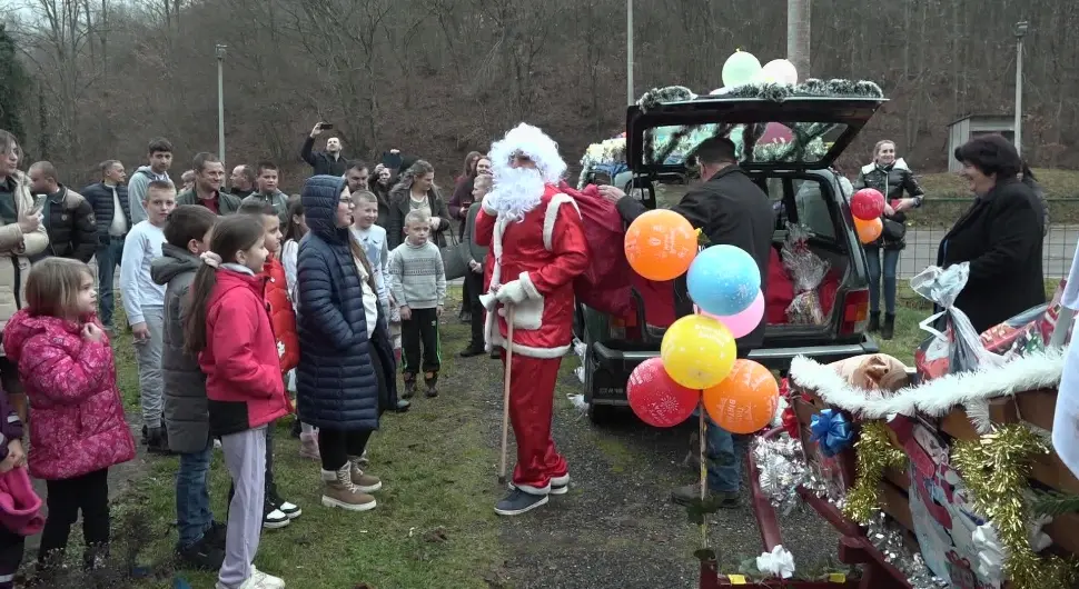 Брачни пар Милошевић дјеци уљепшава празнике: Скоро три деценије спремају пакетиће за најмлађе