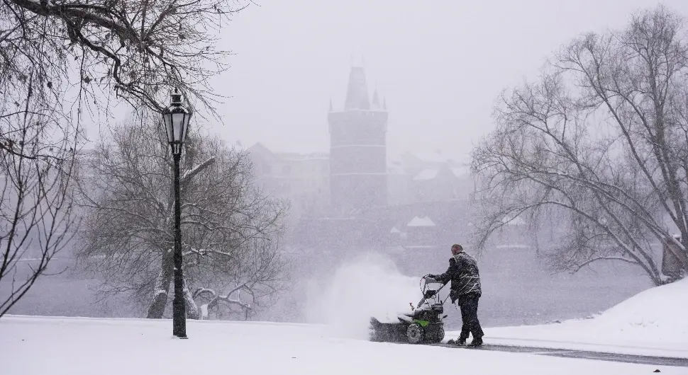 Хаос широм Европе: Отказани летови, возови, трајекти и камиони у застоју