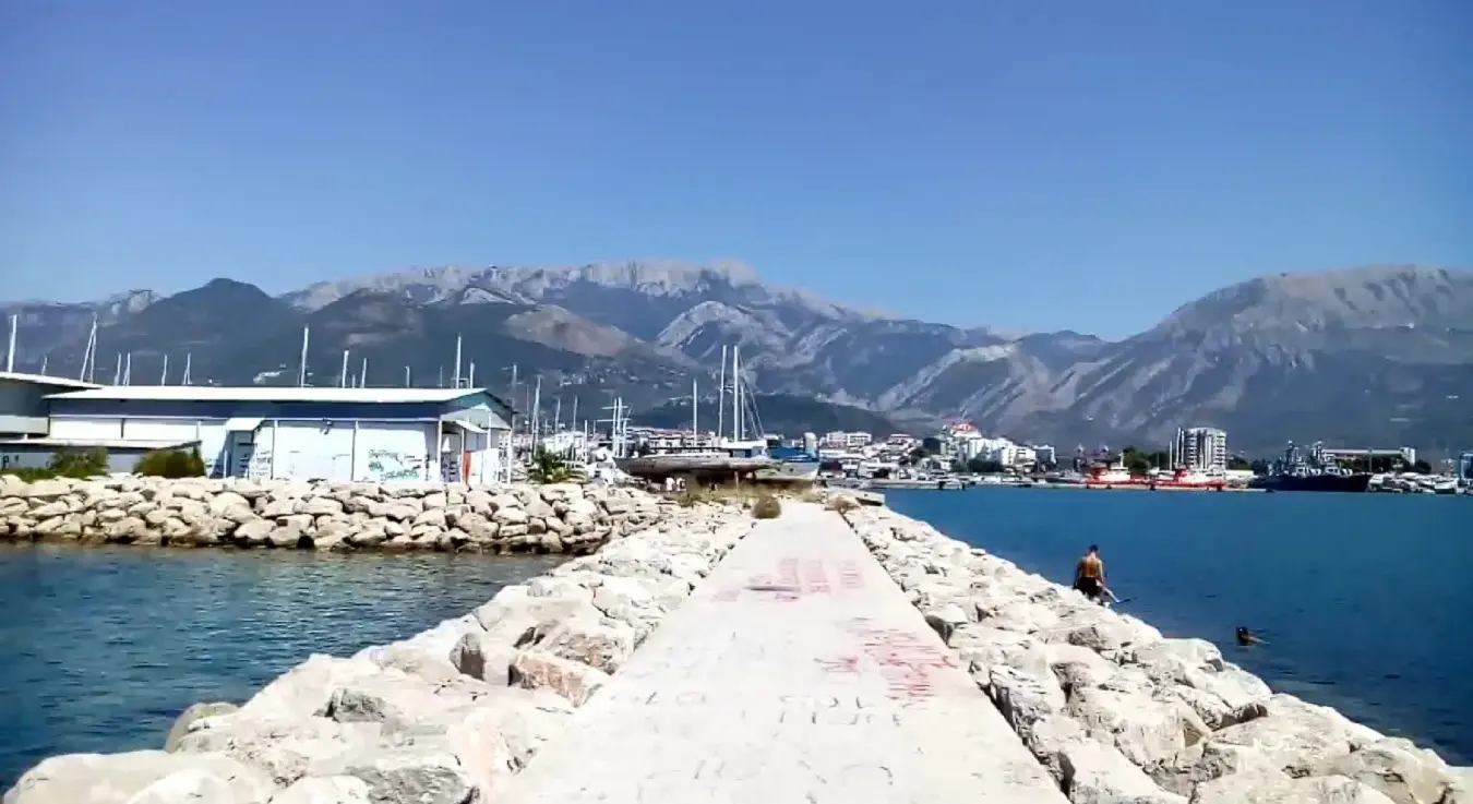 Превозници у Црној Гори блокирају Луку Бар