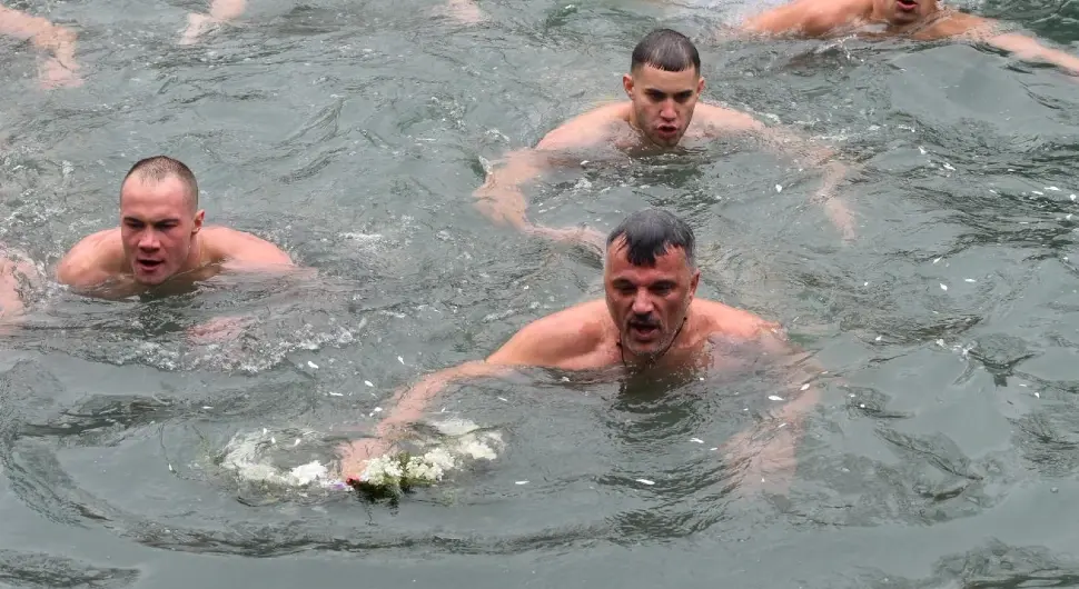 Далибор Кајиш први допливао до Часног крста у Бањалуци