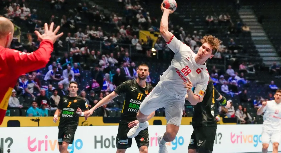 Швајцарац Лука Сигрист током утакмице Европског првенства у рукомету између Црне Горе и Швајцарске у Унити арени у Форнебуу, Норвешка, у уторак, 20. јануара 2026.