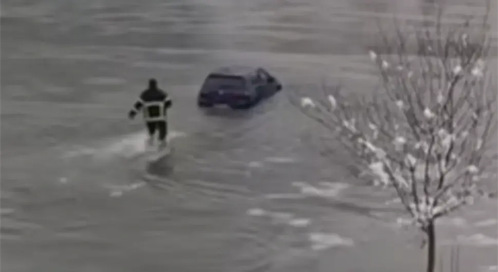 Јунак из Зворника: Овако је ватрогасац Раде извукао заглављени аутомобил из Дрине