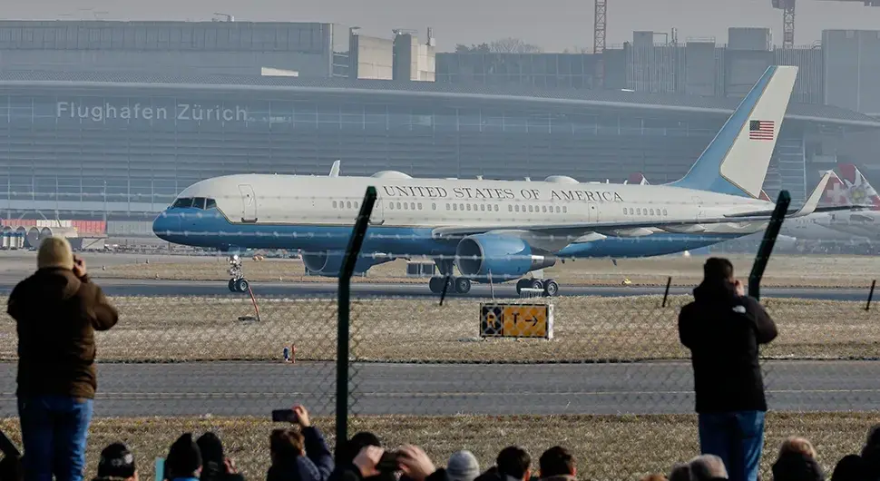 Трампов авион слетио у Швајцарску