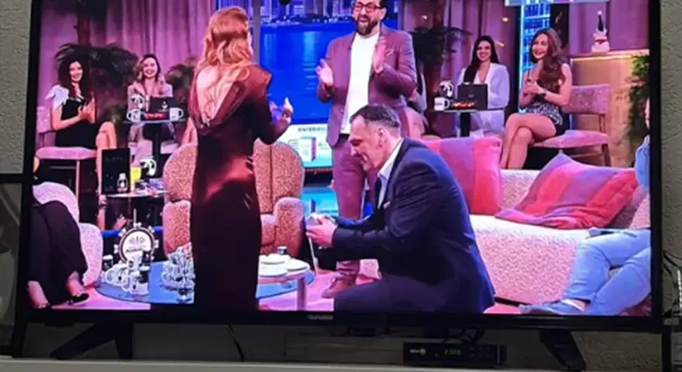 Мина Костић запрошена у емисији уживо