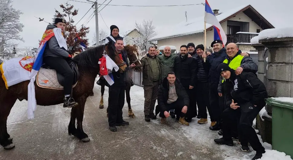 Вјековни обичај оживио у Ади – бадњак ношен на коњима