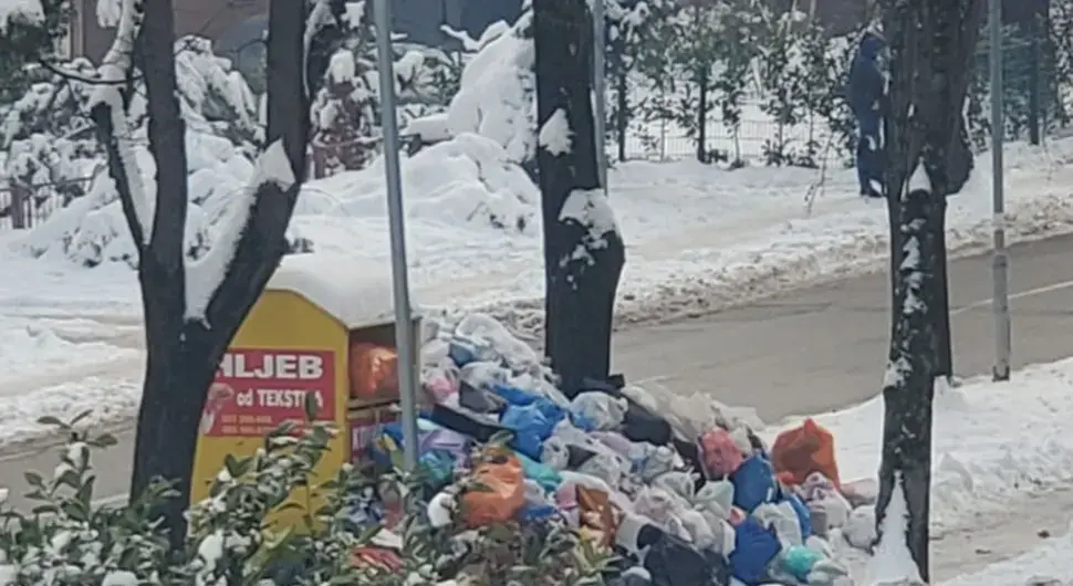 Бањалучани бијесни: Град окован смећем и ледом