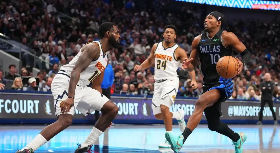 Бек Далас Маверикса Брендон Вилијамс, десно, шутира ка кошу док бек Денвер Нагетса Тим Хардевеј млађи, лијево, и бек Џејлен Пикет, у центру, током другог полувремена НБА кошаркашке утакмице у сриједу, 14. јануара 2026. године, у Даласу.