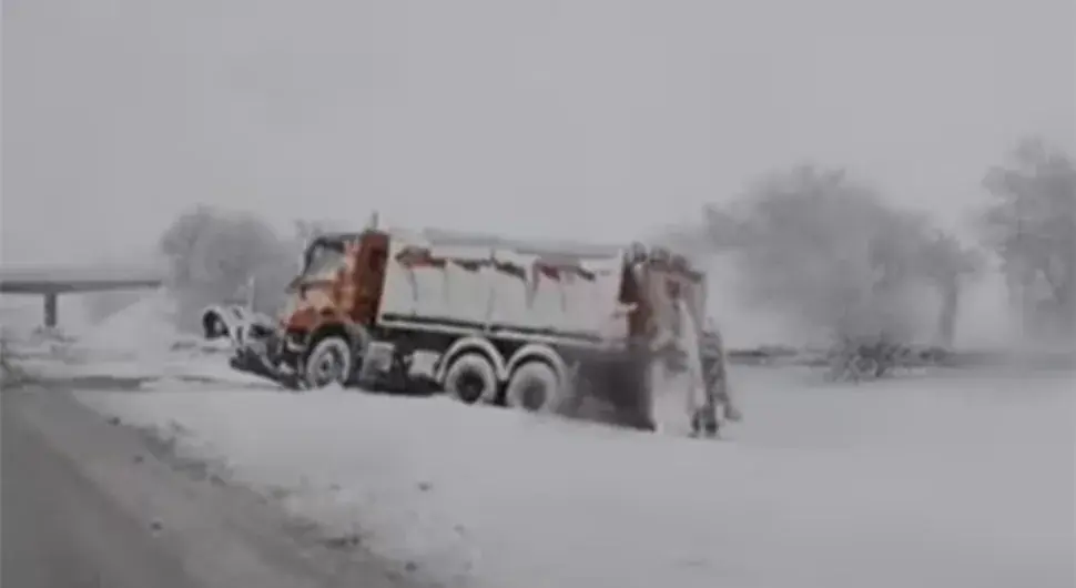 Снијег направио хаос у Србији