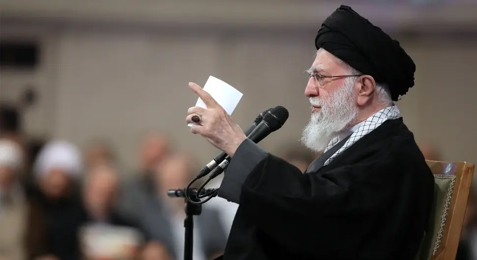 На овој фотографији коју је објавила званична веб страница канцеларије иранског врховног вође, врховни вођа ајатолах Али Хамнеи говори на састанку у Техерану, Иран, у суботу, 3. јануара 2026. године.