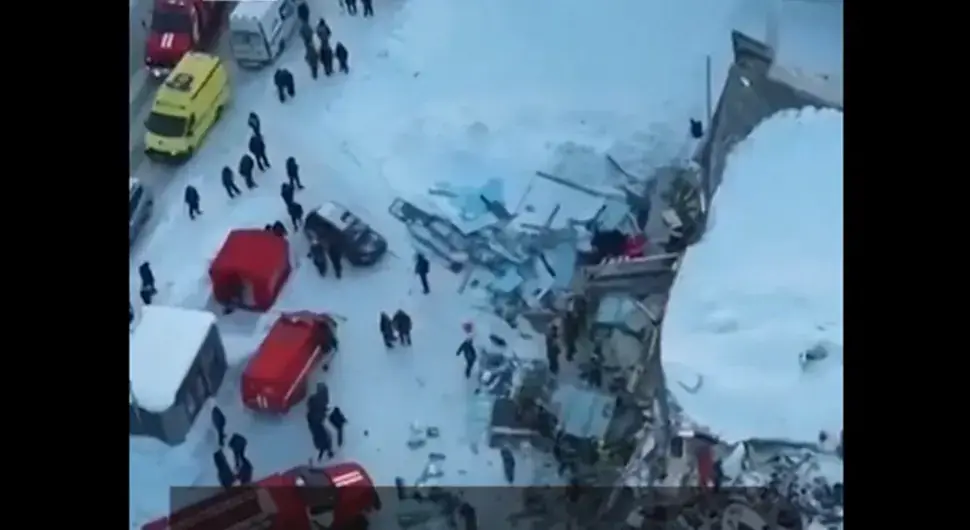 Срушио се кров тржног центра у Русији