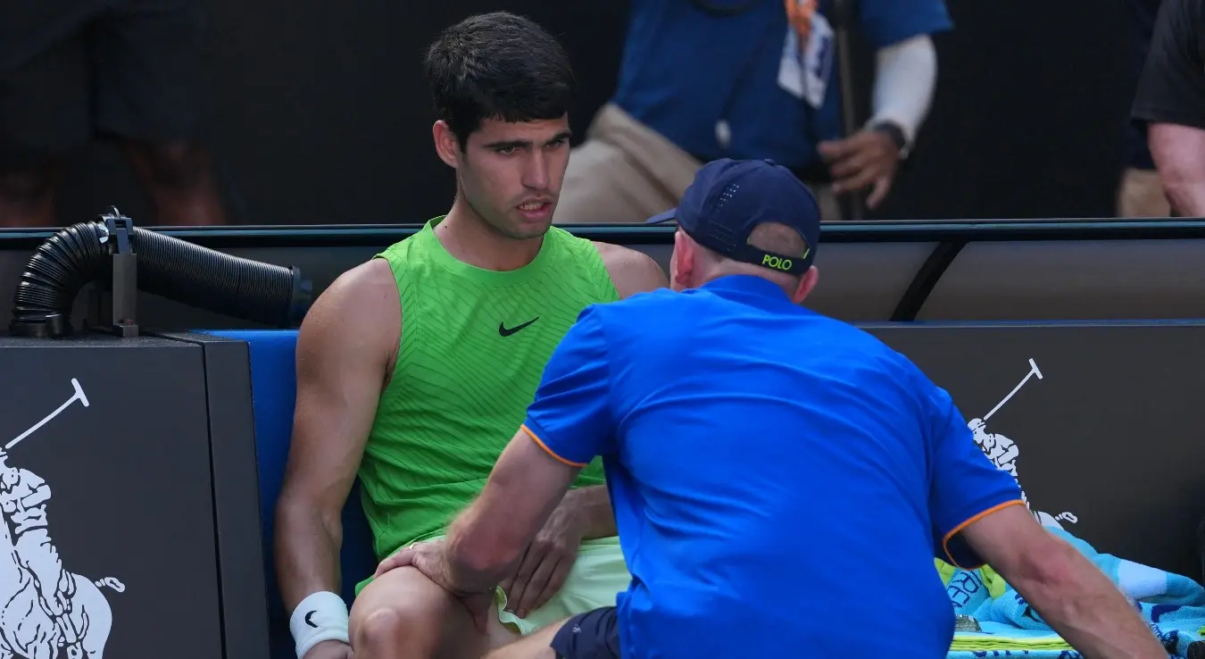 Шок у Мелбурну: Алкараз повријеђен, шепа по терену, Зверев у налету