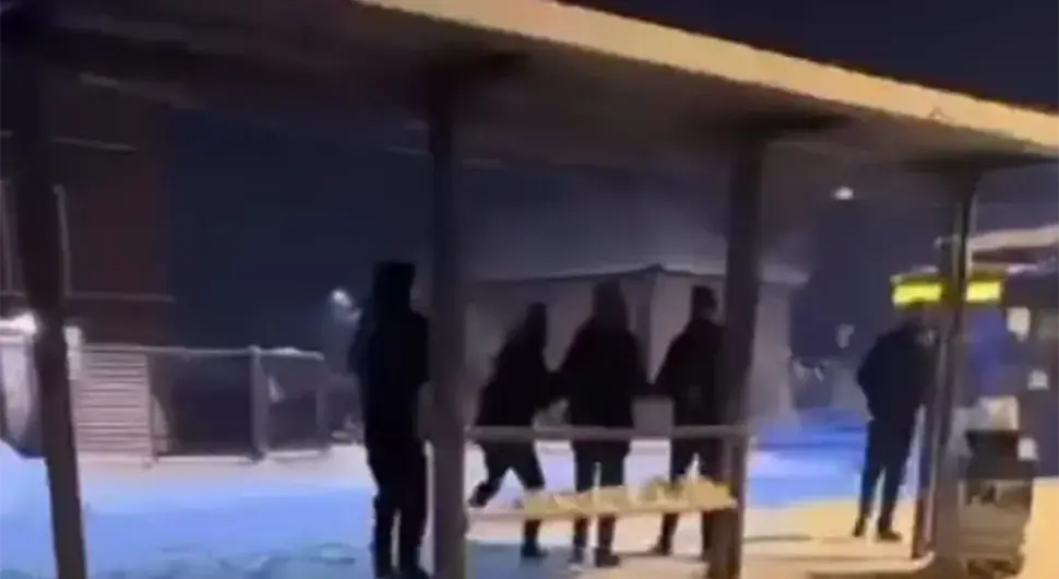 Гађали возача аутобуса грудвама, он изашао са шипком у рукама