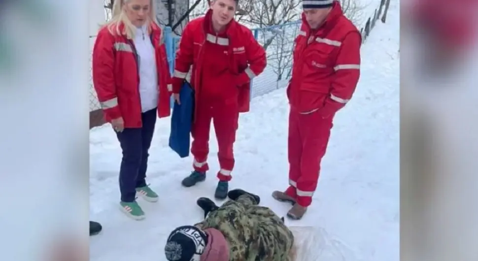 Мушкарац се санкао, па сломио кост: Хитна га носила на џаку са сламом