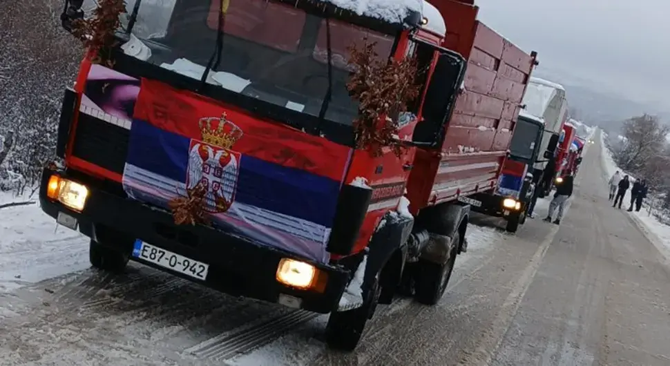 Тробојке на камионима: Овако је обиљежен Дан Републике у Невесињу