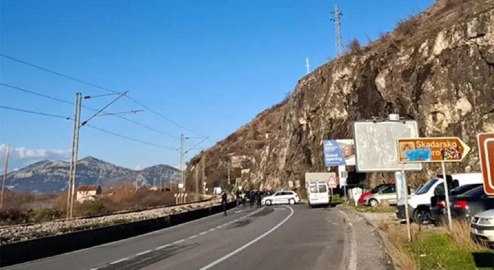 Мјештани Зете опет блокирали путеве ка Цетињу и Бару