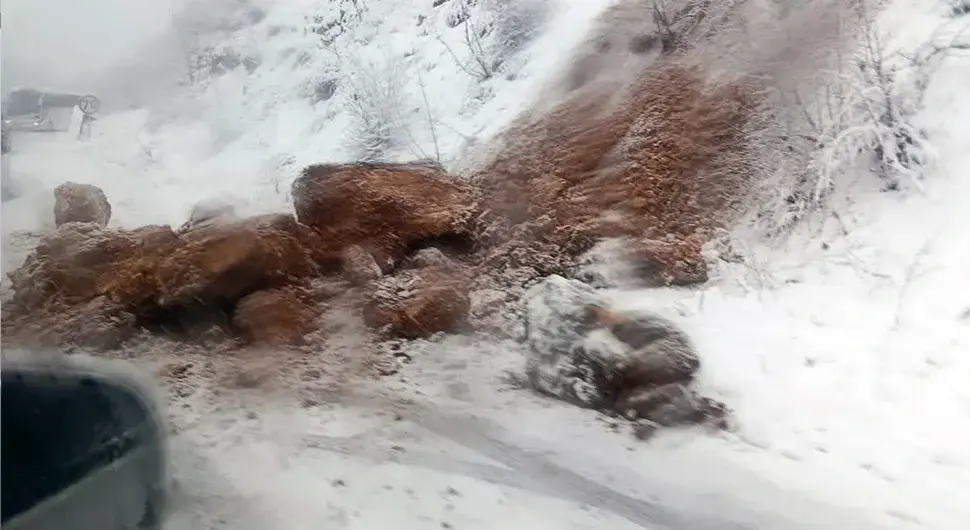 Обрушила се стијена на путу Сарајево-Пале