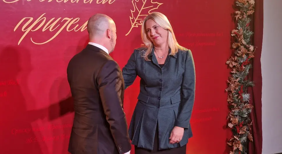 Велики број званица присуствује пријему Цвијановићеве