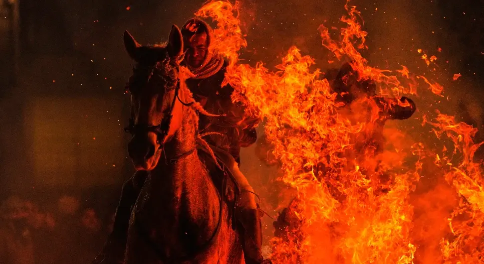 Коњи галопирали кроз ломачу