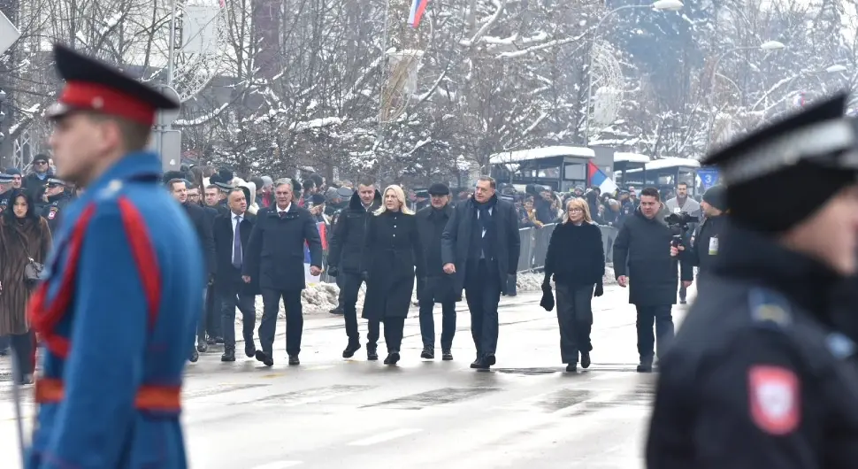 Почео свечани дефиле поводом Дана Републике у Бањалуци: Пристигли званичници Српске