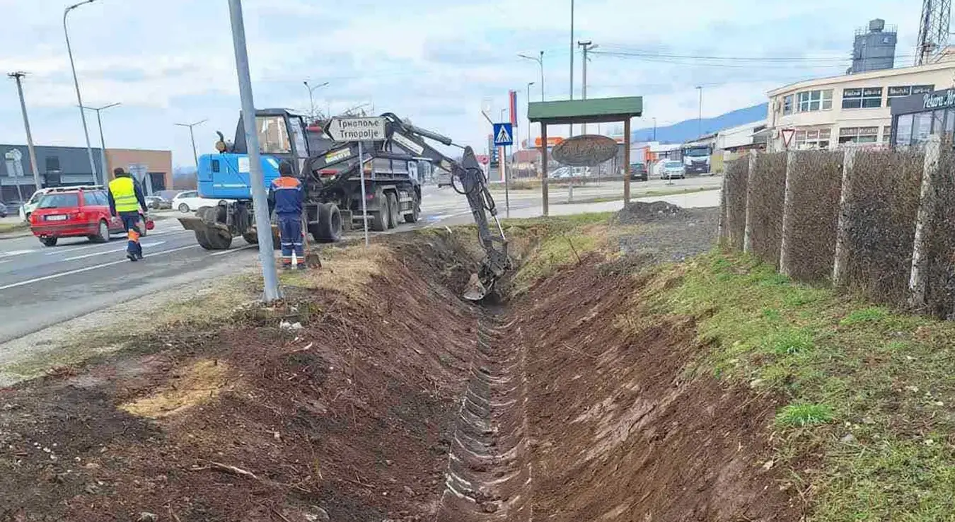 На магистралном путу Приједор-Козарац ради се на машинском и ручном чишћењу путних јарака, а с циљем боље одводње, речено је Срни у предузећу "Путеви Републике Српске".