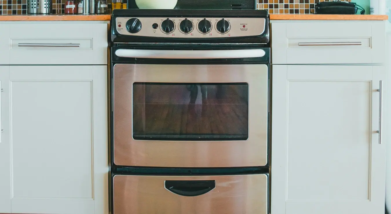 Како правилно очистити стаклена врата рерне