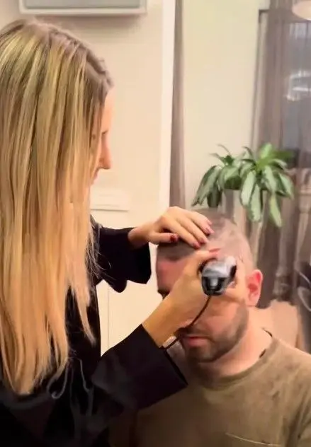 Чедина кћерка ошишала Ацу