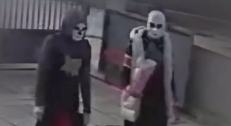 Грађани у страху: Људи са узнемирујућим маскама улазили у дворишта