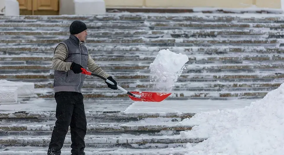 Чишћење снијега и леда са степеница