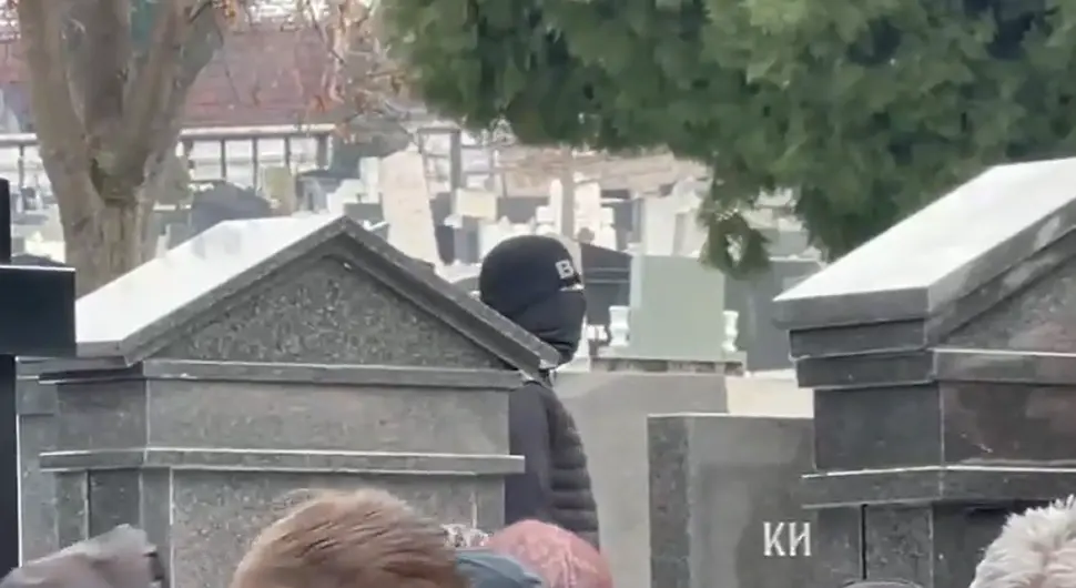 Мистериозни маскирани мушкарац на Аркановом помену: Сав у црном, прекрио цијело лице