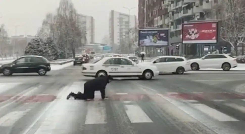 Необична ситуација: Пузао преко пјешачког прелаза због снијега