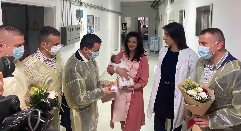 Дарована златним дукатом: Теодора је прва беба рођена у овој години у Требињу