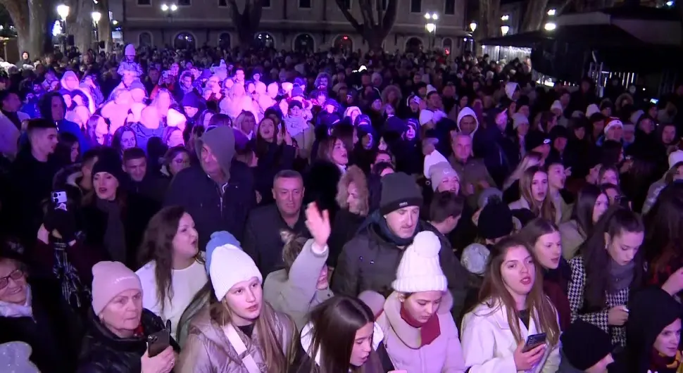 У Требињу није фалило доброг новогодишњег провода: Весело под платанима