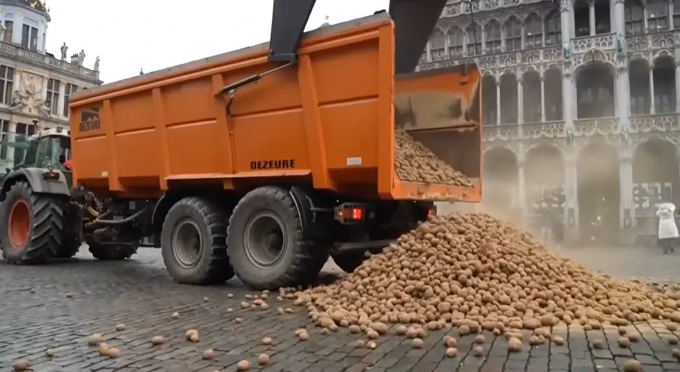 Протести због споразума ЕУ: Пољопривредници истресли неколико тона кромпира у центру Брисела
