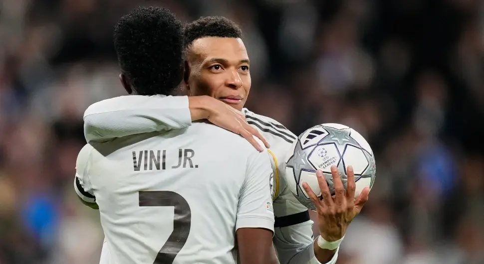 Килијан Ембапе грли Винисијуса након другог гола за Реал Мадрид против Монака у Лиги шампиона, 20. јануара 2026. године.