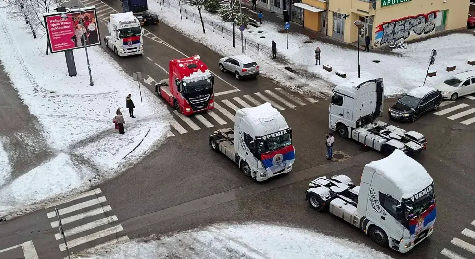 Дефиле камиона с Бадњаком у Бањалуци: Најмлађи добили пакетиће