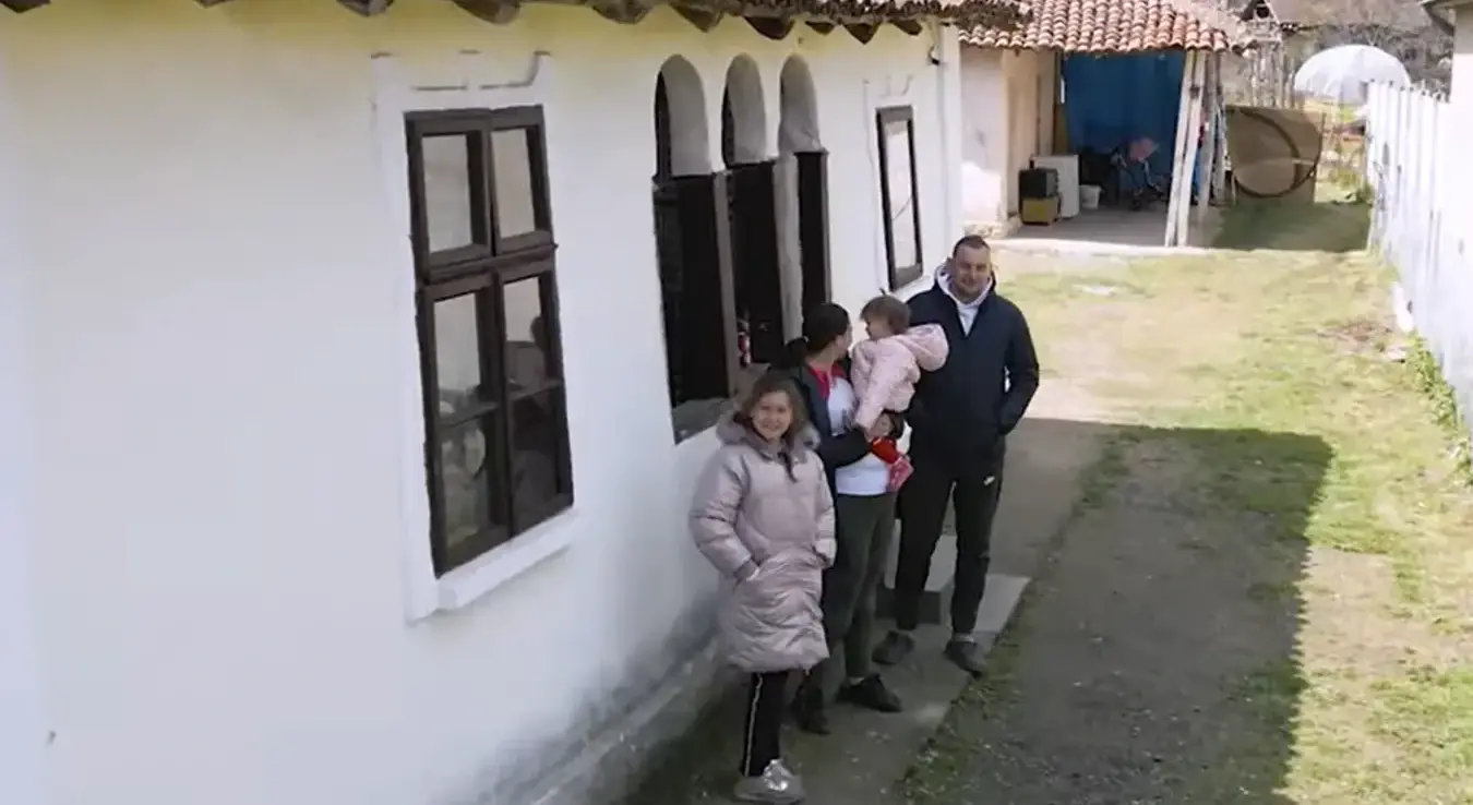 Петочлана породица из трошне куће од блата добија нови дом
