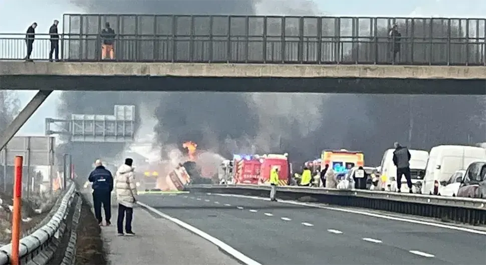 Стравичан судар у Словенији: Возила у пламену, обустављен саобраћај на ауто-путу