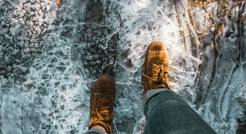 Ортопед објаснио какву обућу треба носити по поледици