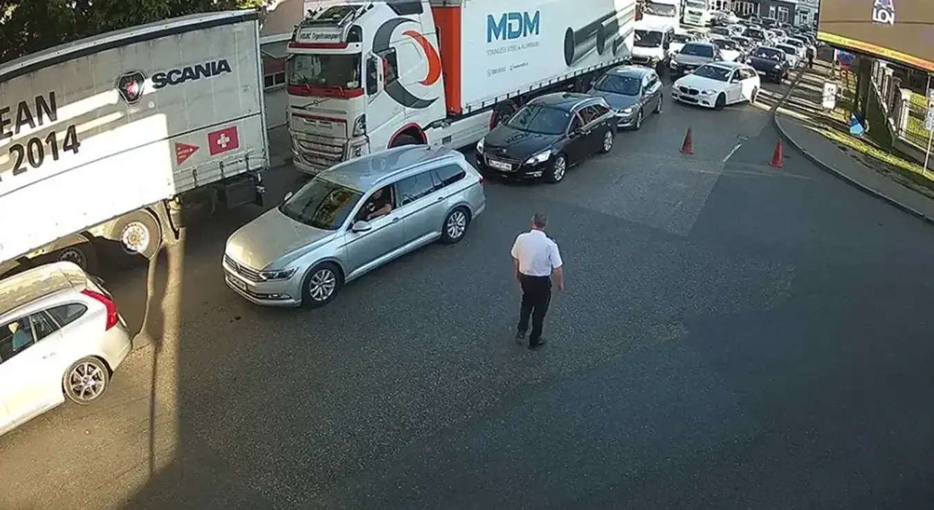 Грађани Босне и Херцеговине на граничном прелазу Европске уније, путници са пасошима чекају контролу уочи увођења ЕТИАС система 2026. године.