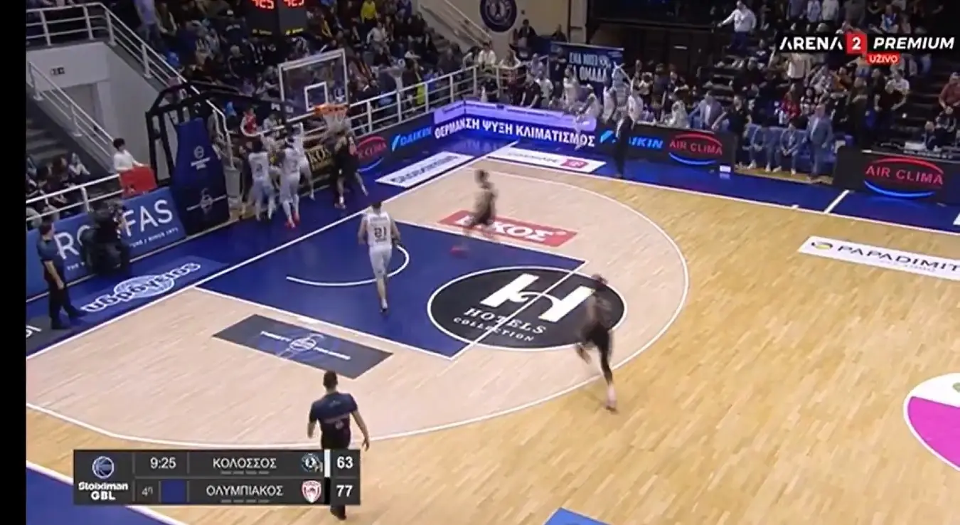 Саша Везенков се потукао на утакмици, противник га с леђа гурнуо у конструкцију коша!