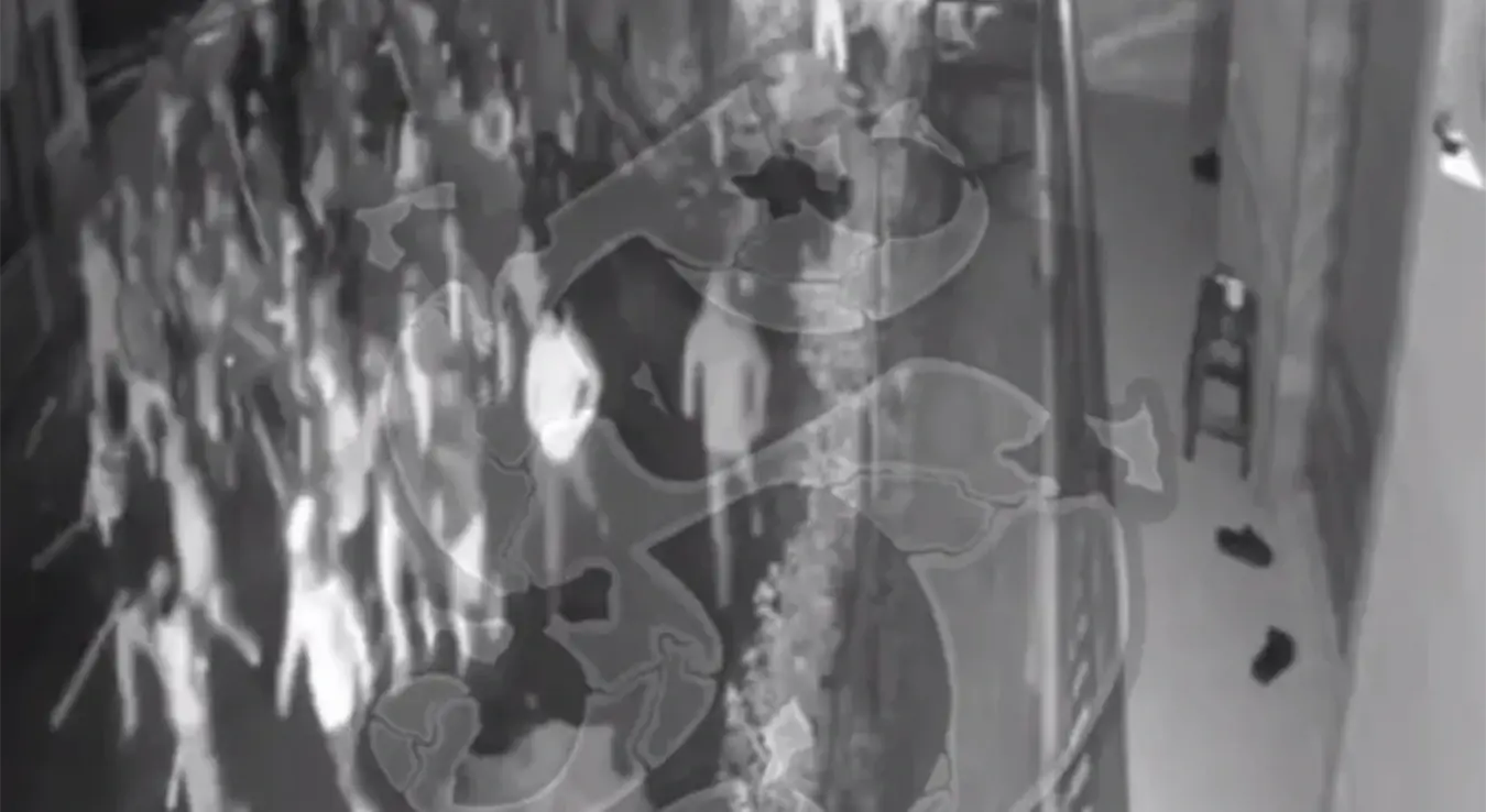 Језиво! Нови снимак хаоса из Тузле: Камере снимиле Торциду како с палицама креће на Делије