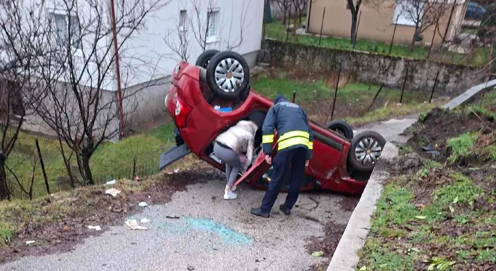 Дјевојке аутом слетјеле у двориште куће