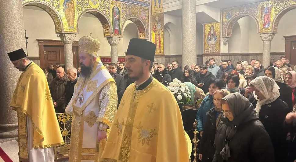 Еписикоп Сава служи Свету архијерејску литургију