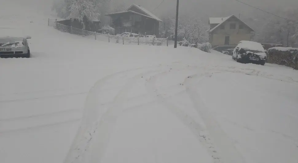Косовска улица на Лаушу под снијежном блокадом