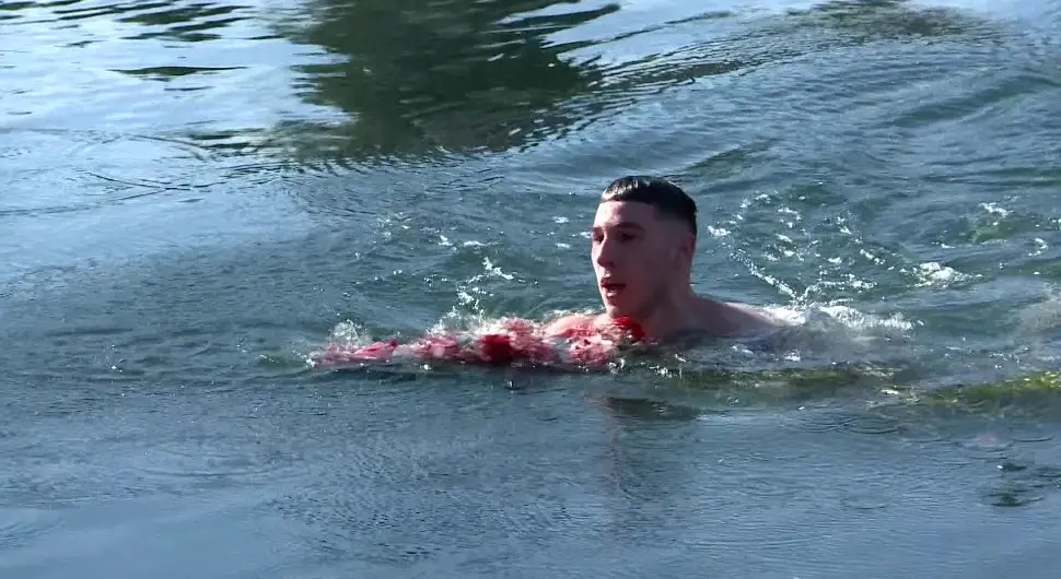 Андреј Лучић први допливао до Часног крста у Требишњици